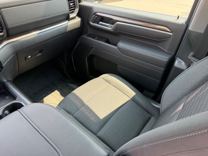 Chevrolet Silverado 2500HD Vehicle Full-screen Gallery Image 14