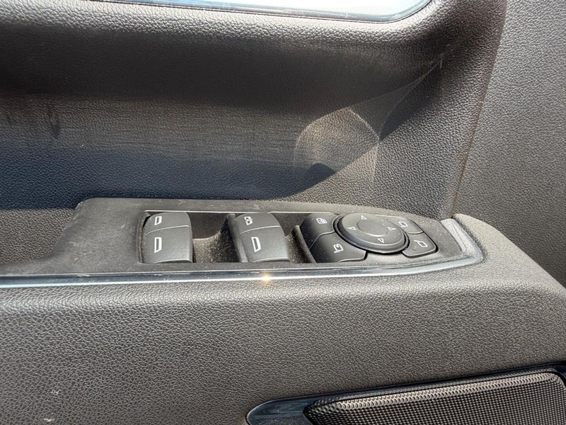Chevrolet Silverado 2500HD Vehicle Full-screen Gallery Image 15