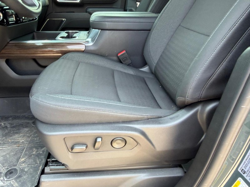 Chevrolet Silverado 2500HD Vehicle Full-screen Gallery Image 16