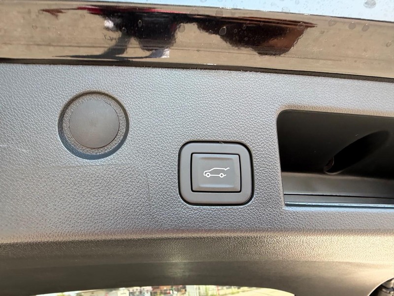 GMC Terrain Vehicle Full-screen Gallery Image 6