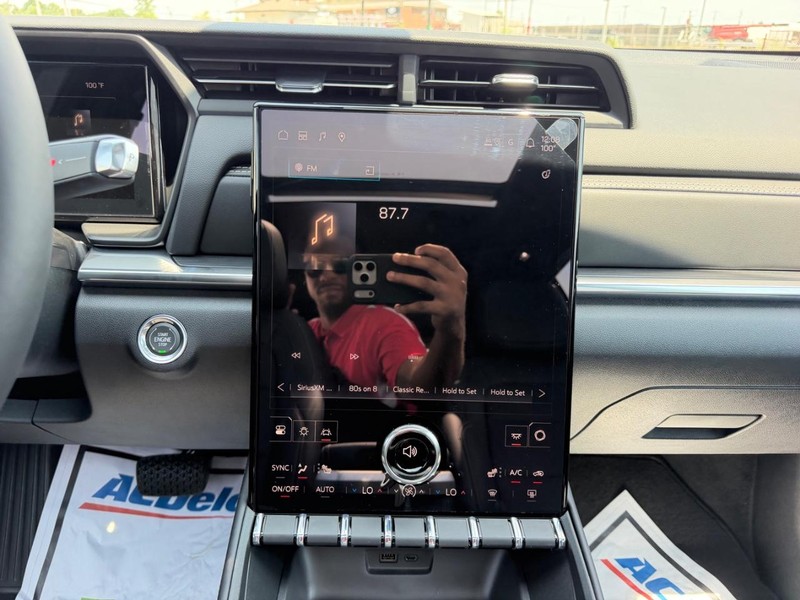 GMC Terrain Vehicle Full-screen Gallery Image 15