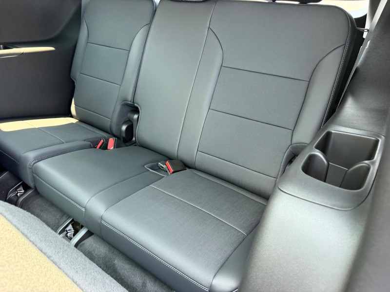 Buick Enclave Vehicle Full-screen Gallery Image 8