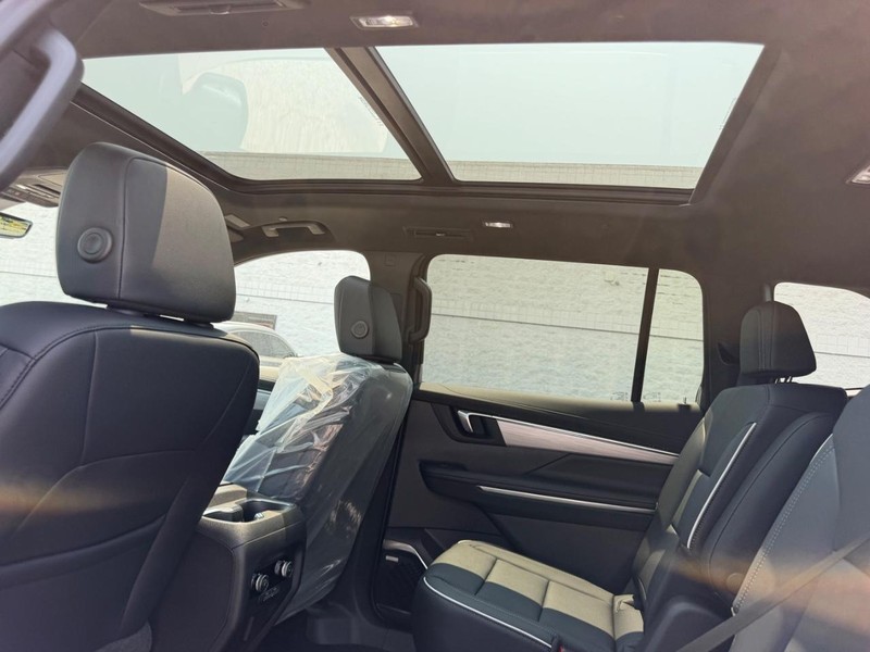 Buick Enclave Vehicle Full-screen Gallery Image 10