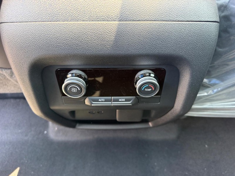 Buick Enclave Vehicle Full-screen Gallery Image 11