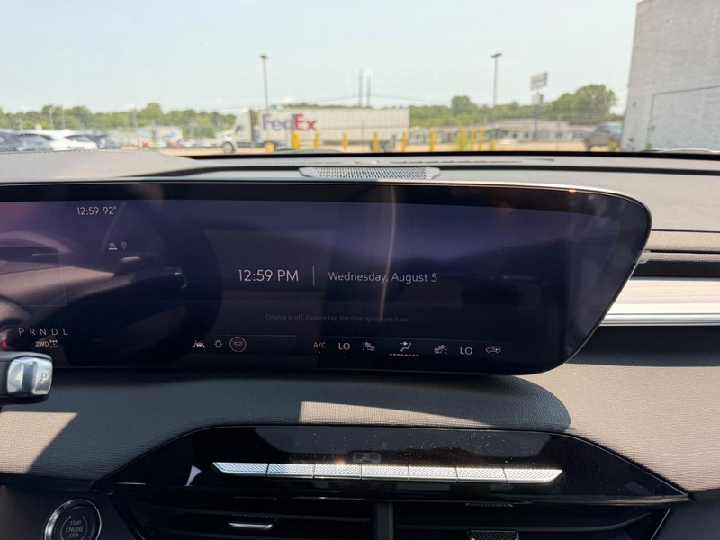 Buick Enclave Vehicle Full-screen Gallery Image 17