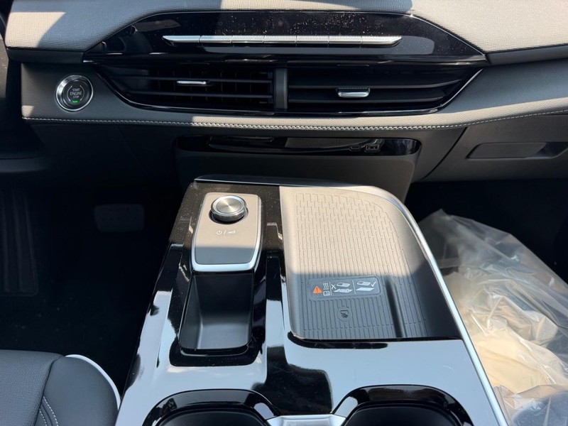 Buick Enclave Vehicle Full-screen Gallery Image 18