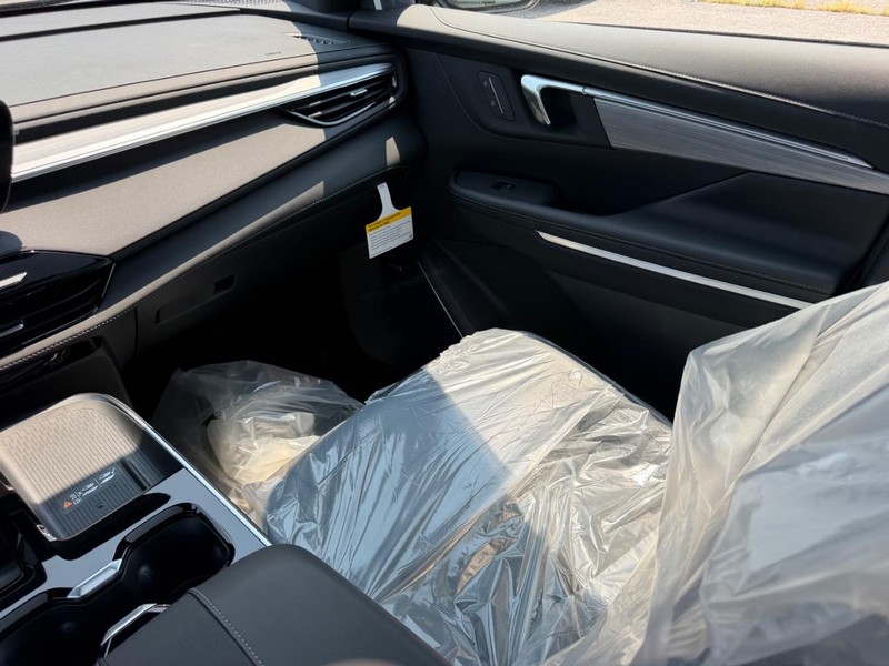Buick Enclave Vehicle Full-screen Gallery Image 19