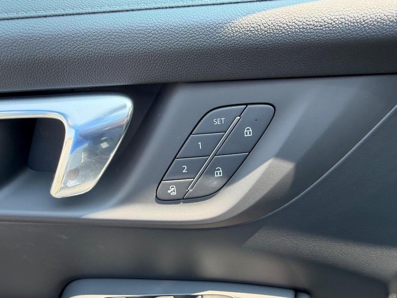 Buick Enclave Vehicle Full-screen Gallery Image 21