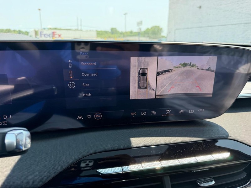 Buick Enclave Vehicle Full-screen Gallery Image 24