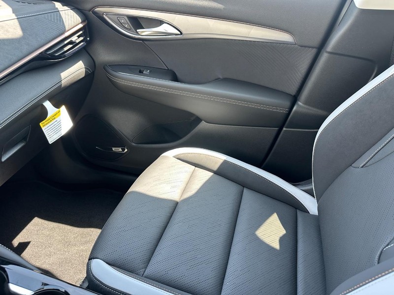 Buick Envision Vehicle Full-screen Gallery Image 15