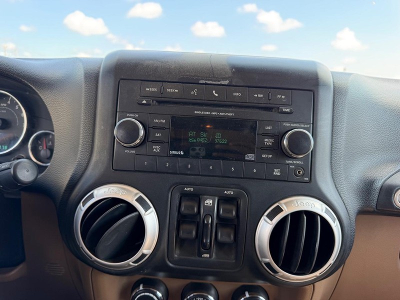 Jeep Wrangler Unlimited Vehicle Full-screen Gallery Image 12