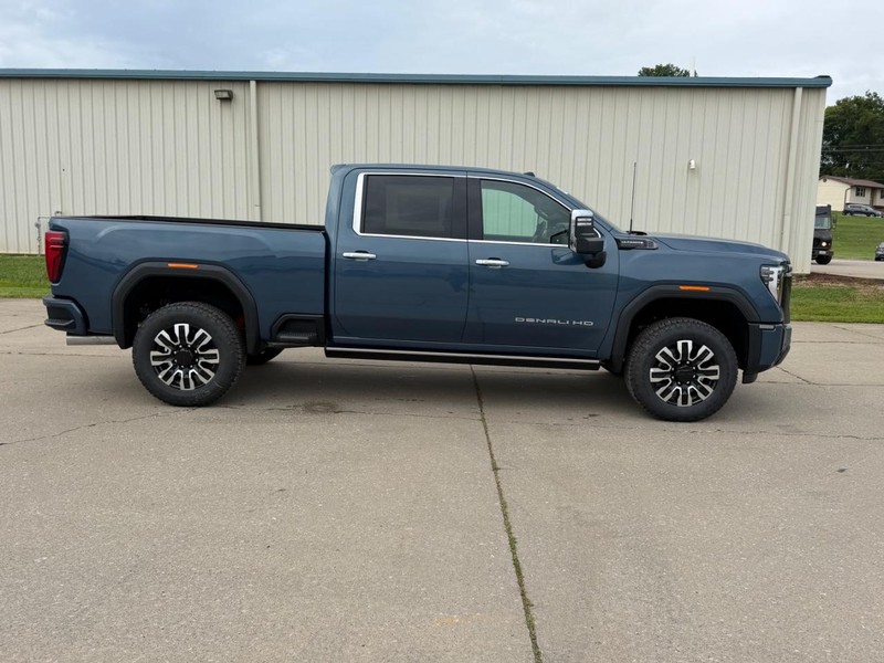 GMC Sierra 2500HD Vehicle Full-screen Gallery Image 2