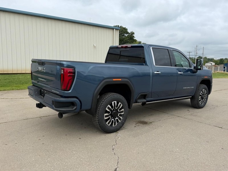 GMC Sierra 2500HD Vehicle Full-screen Gallery Image 3