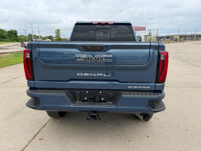 GMC Sierra 2500HD Vehicle Full-screen Gallery Image 4