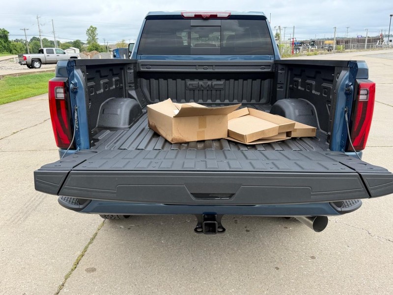GMC Sierra 2500HD Vehicle Full-screen Gallery Image 5