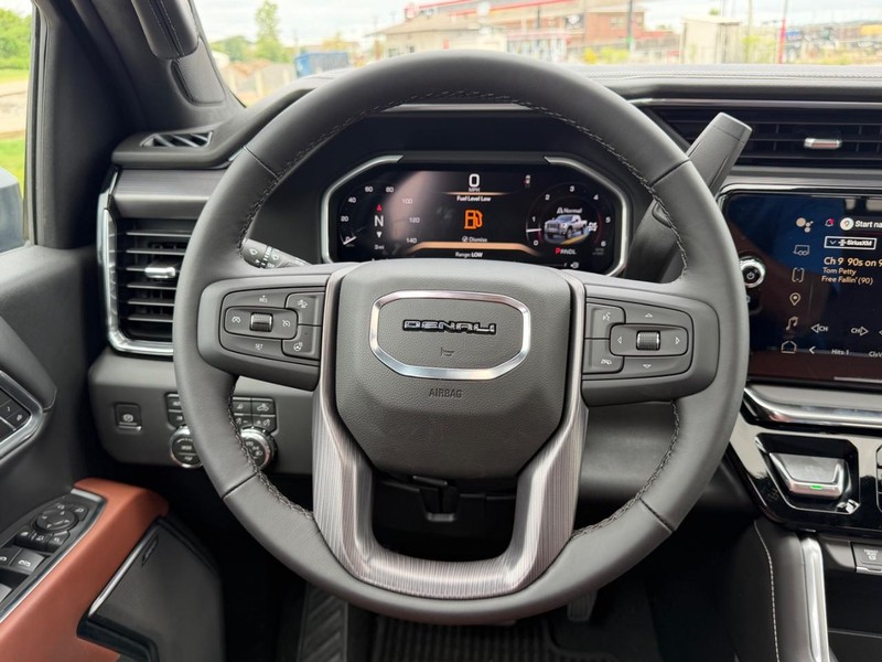 GMC Sierra 2500HD Vehicle Full-screen Gallery Image 10