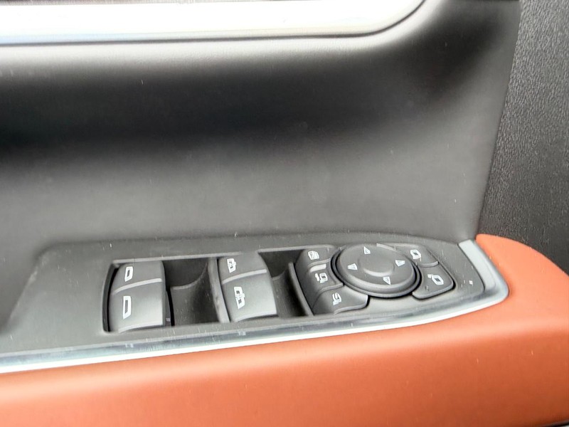 GMC Sierra 2500HD Vehicle Full-screen Gallery Image 16