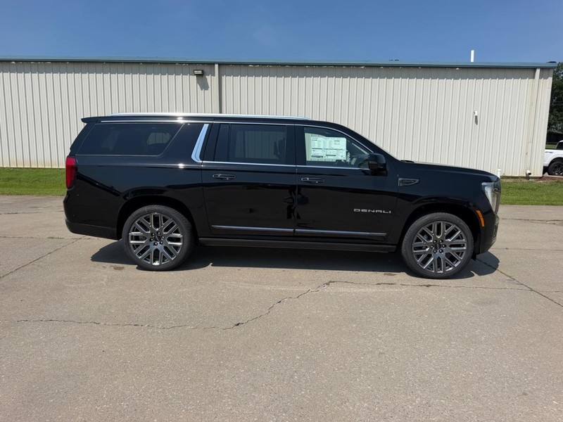 GMC Yukon XL Vehicle Full-screen Gallery Image 2