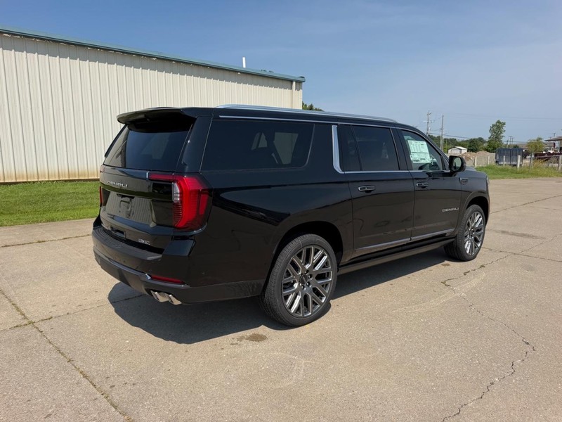 GMC Yukon XL Vehicle Full-screen Gallery Image 3