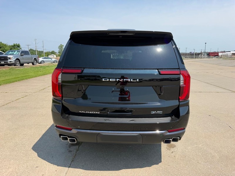 GMC Yukon XL Vehicle Full-screen Gallery Image 4