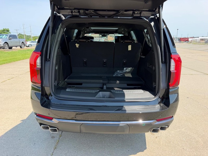 GMC Yukon XL Vehicle Full-screen Gallery Image 5