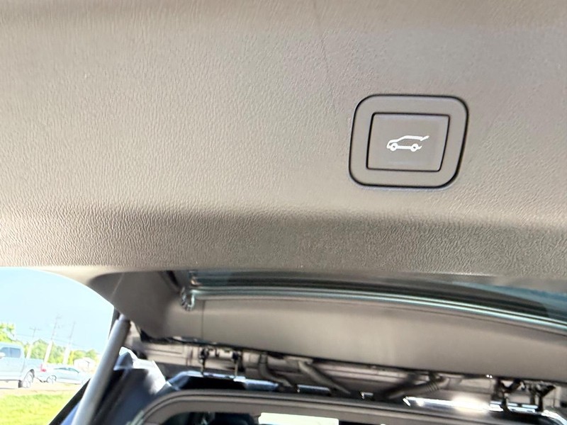 GMC Yukon XL Vehicle Full-screen Gallery Image 6