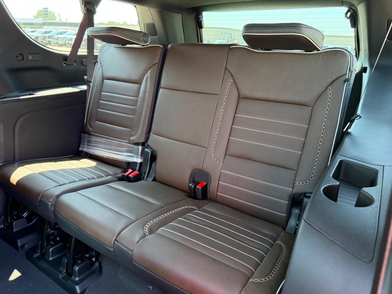 GMC Yukon XL Vehicle Full-screen Gallery Image 8