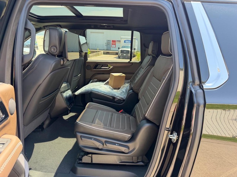 GMC Yukon XL Vehicle Full-screen Gallery Image 9