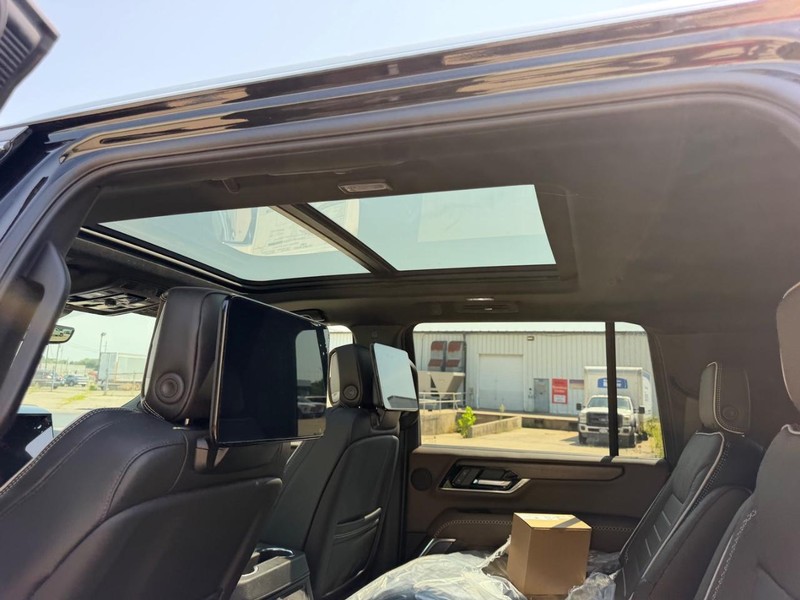 GMC Yukon XL Vehicle Full-screen Gallery Image 10
