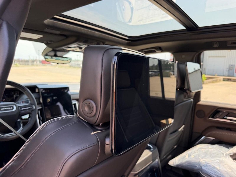 GMC Yukon XL Vehicle Full-screen Gallery Image 11
