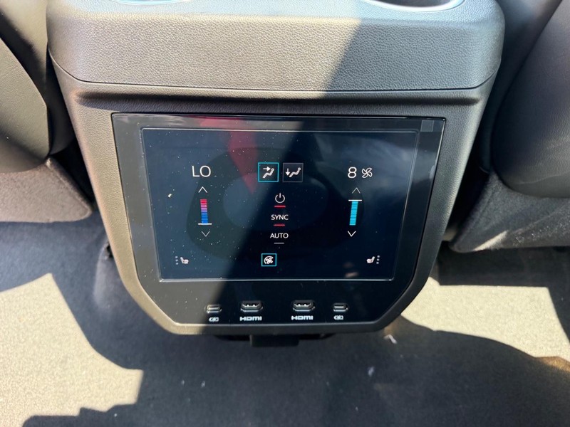 GMC Yukon XL Vehicle Full-screen Gallery Image 12