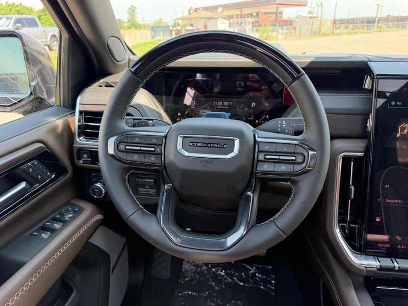 GMC Yukon XL Vehicle Full-screen Gallery Image 14