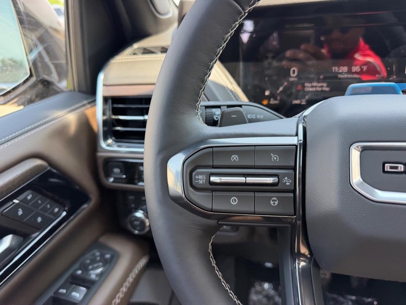 GMC Yukon XL Vehicle Full-screen Gallery Image 15