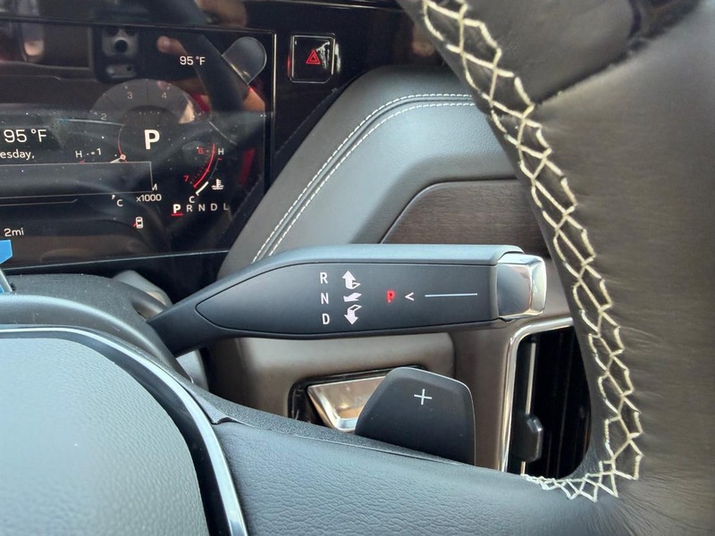 GMC Yukon XL Vehicle Full-screen Gallery Image 17