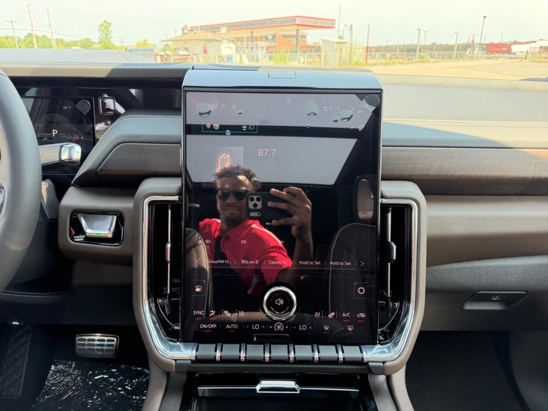 GMC Yukon XL Vehicle Full-screen Gallery Image 18
