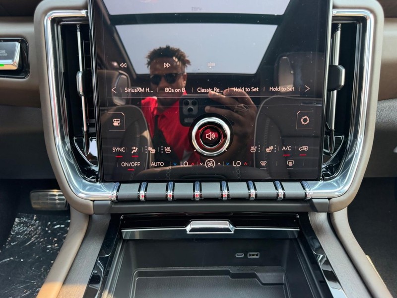 GMC Yukon XL Vehicle Full-screen Gallery Image 19