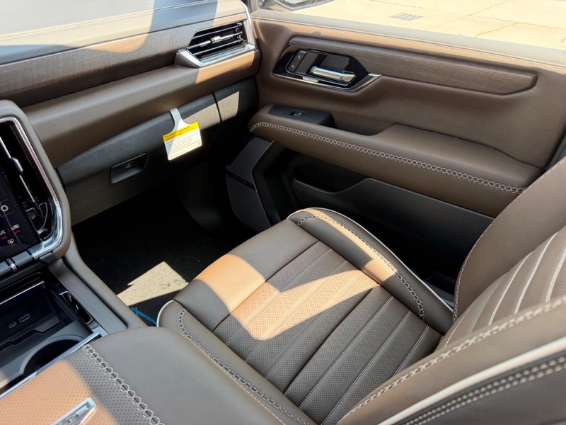 GMC Yukon XL Vehicle Full-screen Gallery Image 20
