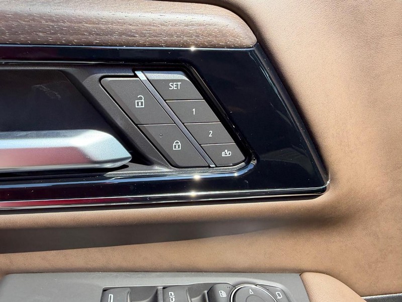 GMC Yukon XL Vehicle Full-screen Gallery Image 22