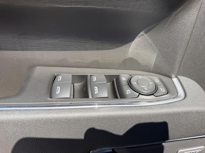 GMC Sierra 1500 Vehicle Full-screen Gallery Image 16