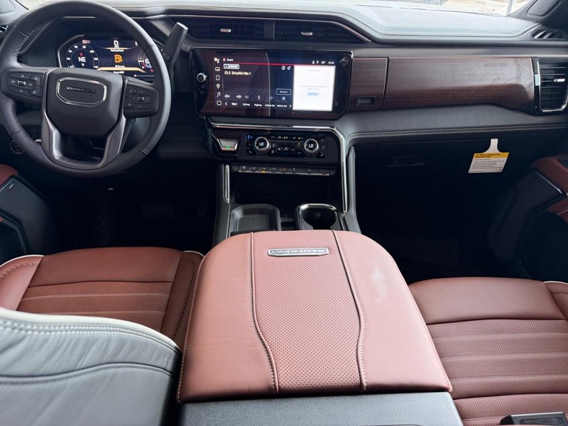 GMC Sierra 2500HD Vehicle Full-screen Gallery Image 8