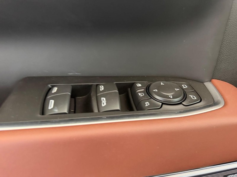 GMC Sierra 2500HD Vehicle Full-screen Gallery Image 15