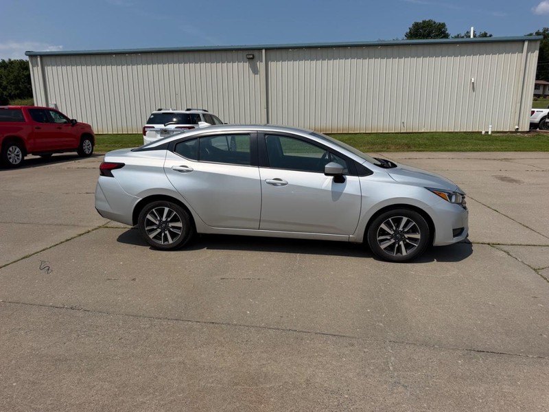 Nissan Versa Vehicle Full-screen Gallery Image 2