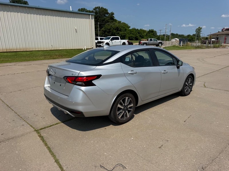 Nissan Versa Vehicle Full-screen Gallery Image 3