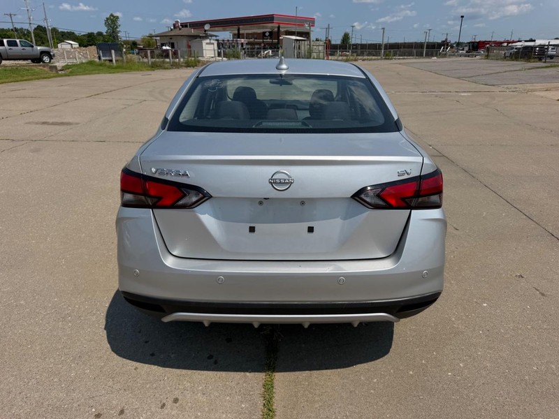 Nissan Versa Vehicle Full-screen Gallery Image 4