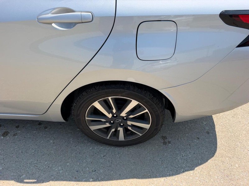 Nissan Versa Vehicle Full-screen Gallery Image 5