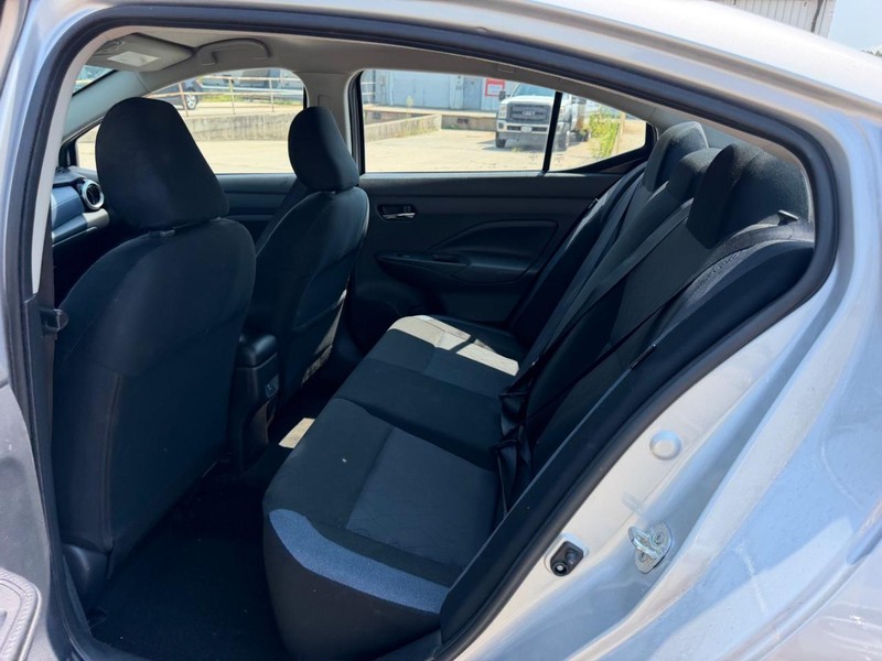 Nissan Versa Vehicle Full-screen Gallery Image 6