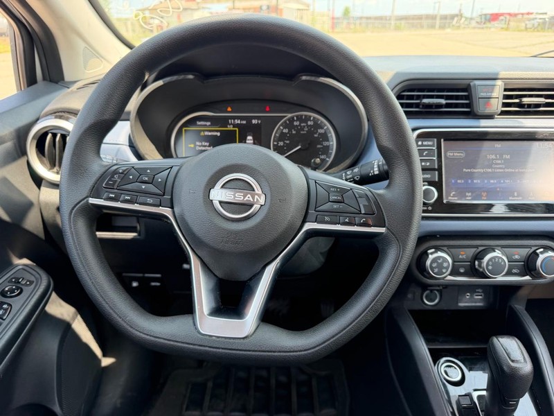 Nissan Versa Vehicle Full-screen Gallery Image 8