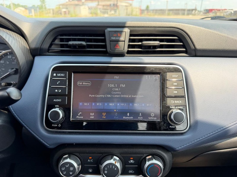 Nissan Versa Vehicle Full-screen Gallery Image 11