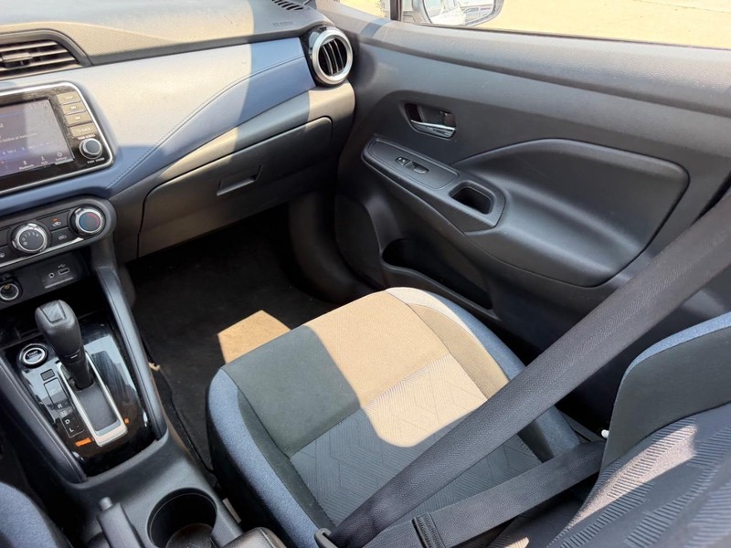 Nissan Versa Vehicle Full-screen Gallery Image 14