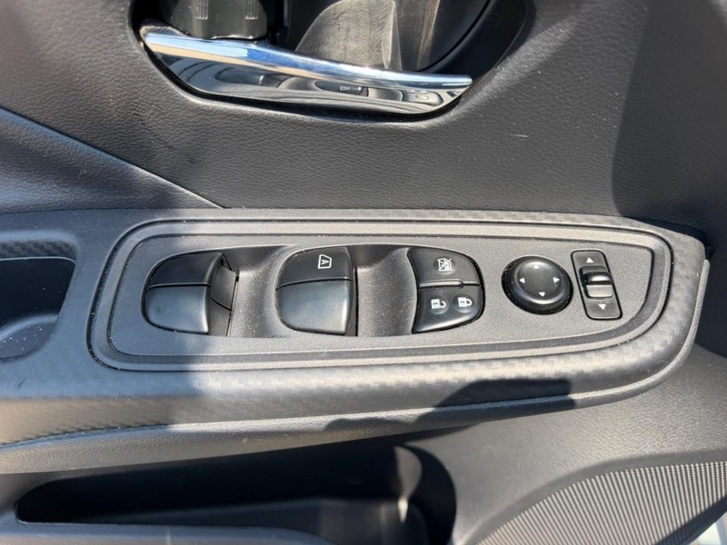 Nissan Versa Vehicle Full-screen Gallery Image 15